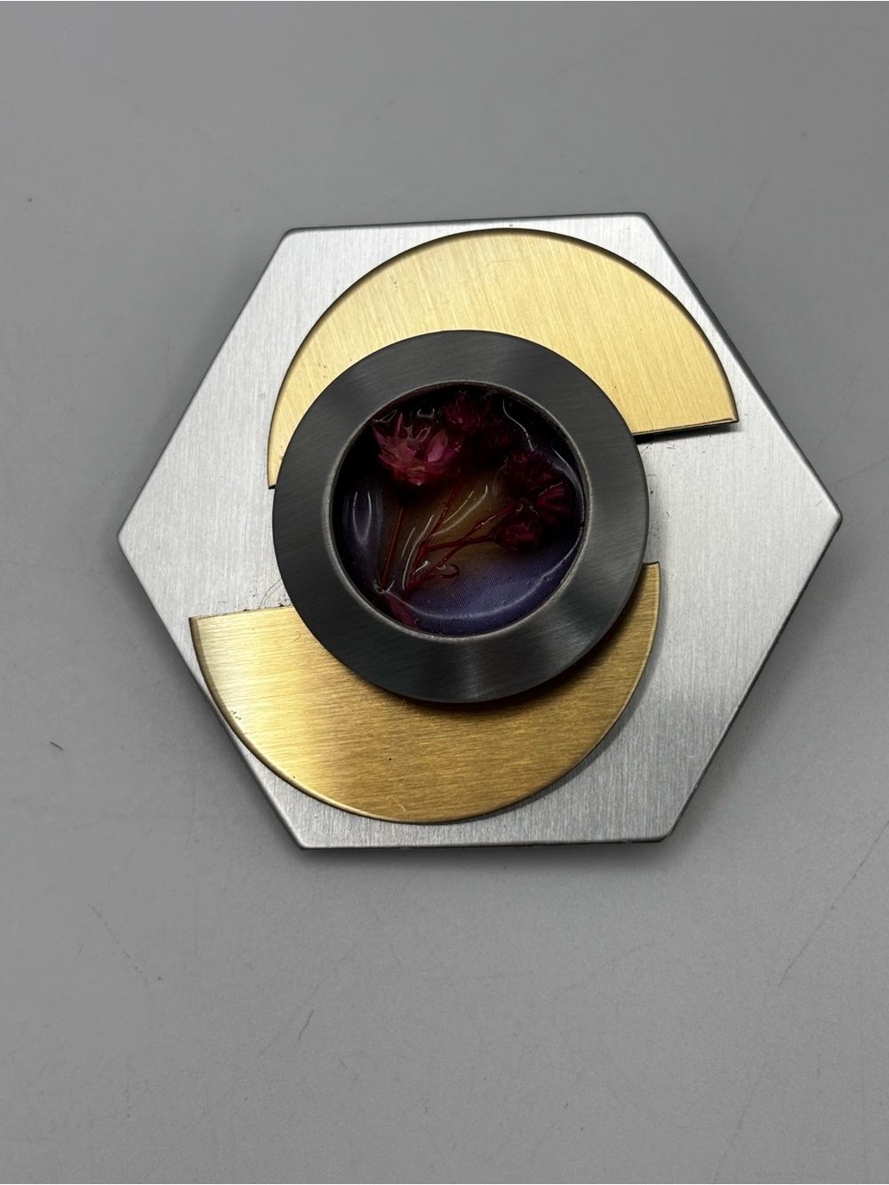 intage Brutalist Geometric Hexagon Brooch • Real Dried Floral Resin Cabochon - Picture 5 of 13